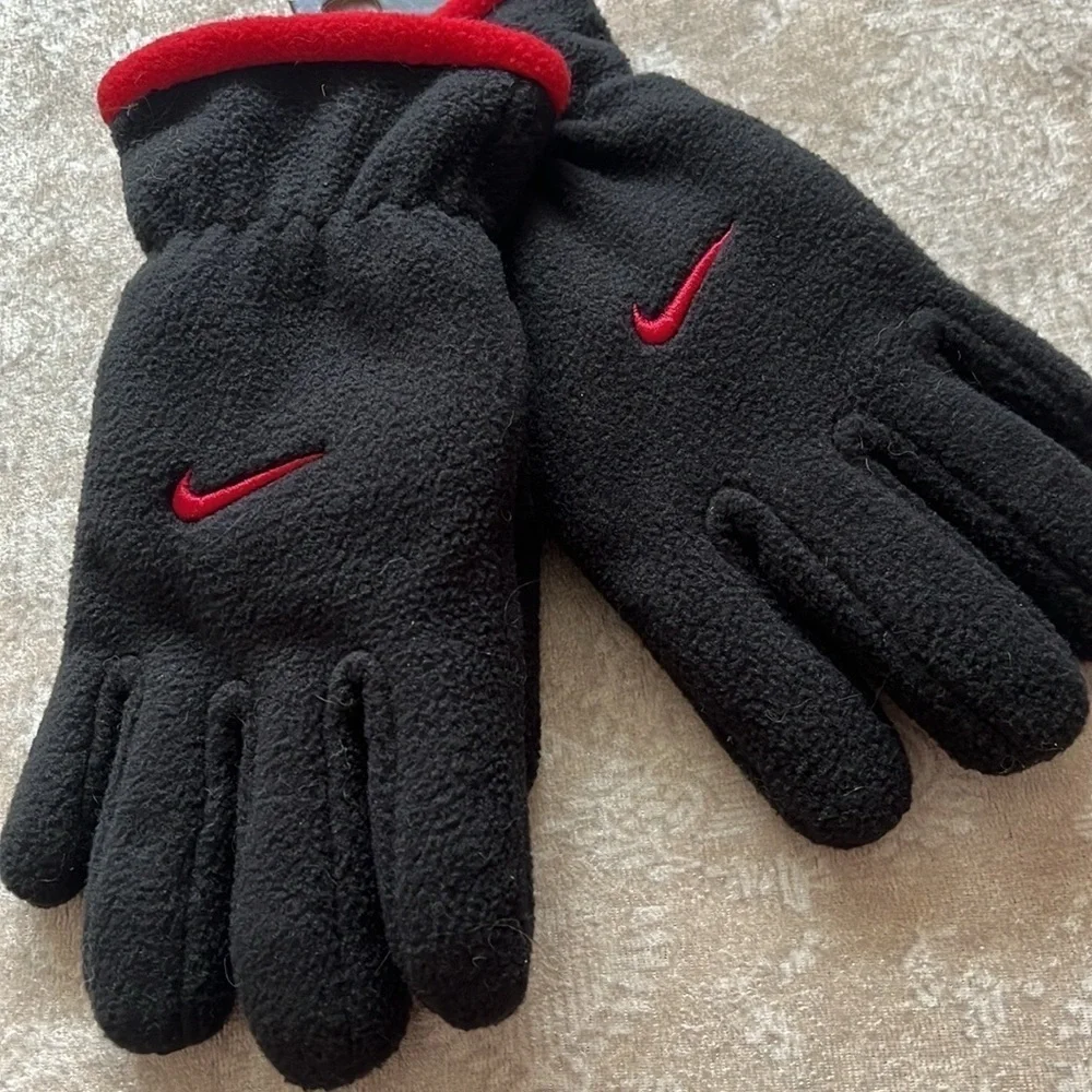 Brand New Nike Boys Black & Red Fleece Winter Gloves Sporty Embroidered Swoosh